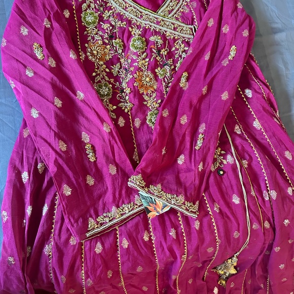 Pakistani Designer Pink gown style 3 Pc set. With tassle and gota dupatta. - Picture 6 of 7